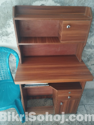 পড়ার টেবিল ও একটি চেয়ার